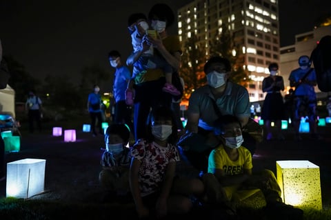 Lanzó un segundo ataque tres días después sobre Nagasaki, donde murieron 70.000 personas. Japón se rindió el 15 de agosto, poniendo fin a la Segunda Guerra Mundial y su casi medio siglo de agresión en Asia.