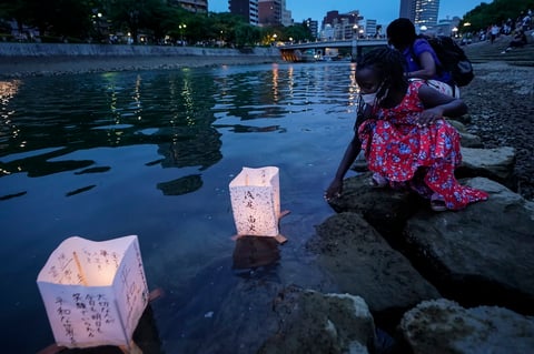 En el Parque de la Paz de Hiroshima, el primer ministro Shinzo Abe fue confrontado el jueves por seis miembros de grupos de sobrevivientes por no firmar el tratado de prohibición de armas.