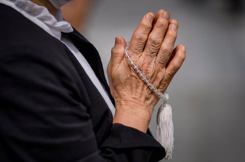 “Las acciones de Abe no parecen coincidir con sus palabras”, dijo Manabu Iwasa, de 47 años, quien acudió al parque a rezar por su padre, un sobreviviente del ataque nuclear que murió en marzo a los 87 años.