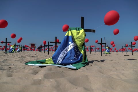 Brasil, el segundo país del mundo más afectado, reportó 1.079 muertes y 50.230 contagios por la COVID-19 en el último día, con lo que el número de víctimas subió hasta los 99.572 y el de casos confirmados se aproxima a los tres millones.