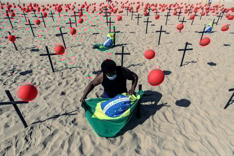 Para homenajear a quienes perdieron la vida por la COVID-19, mil globos inflados con helio fueron esparcidos en la playa más famosa de Brasil y un centenar de ellos permanecieron anclados sobre cruces negras simbolizando a las víctimas que perdieron la vida en su lucha contra el virus.