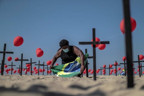 Con la frase '100 MIL: ¿Por qué somos el segundo país en número de muertos?', el cartel resumía el sentir de muchos brasileños pero sobre todo el de los familiares de las víctimas, muchos de los cuales han sentido el abandono del Gobierno, la ineficacia de los servicios públicos de salud y la falta de empatía.