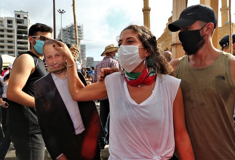 El amplio contingente de antidisturbios desplegado frente al Legislativo respondió a la acción lanzando bombas de gases lacrimógenos a los manifestantes, que a su vez arrojaron piedras a los uniformados.