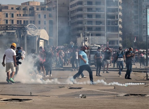 El Líbano atraviesa una gravísima crisis económica y política que incluso el día antes de la explosión había llevado al anterior ministro de Exteriores Nassif Hitti a dimitir afirmando que el país se dirigía a ser un Estado fallido.