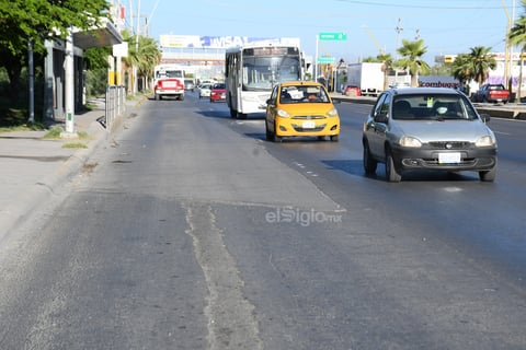 Las principales afectaciones en el carril de concreto de la ruta troncal del Metrobús se observan entre los ejidos La Joya y el Águila, casi a la altura de la Ciudad Universitaria de Torreón.