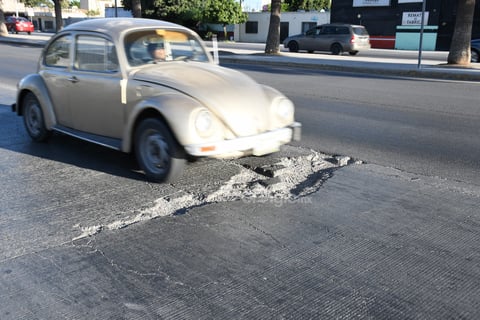 En ninguno de los casos se han colocado señales viales para advertir a los conductores sobre las afectaciones existentes en el carril de concreto del Metrobús Laguna.