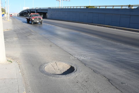 Las tapas de las alcantarillas sobre el carril del Metrobús se observan con algunas afectaciones; algunas están hundidas y otras más registran partes faltantes.