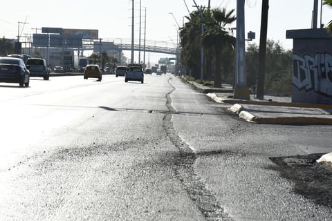 Cerca del ejido La Joya, en el sentido al poniente, se observa uno de los baches de mayor extensión dentro de la zona de concreto; los vehículos deben sortearlo para evitar algún daño en sus ejes, además de tener extremo cuidado para evitar un eventual accidente.