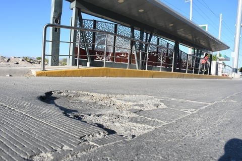 Conductores afirman que en algunos casos las fallas en el carril de concreto del Metrobús suponen un riesgo de accidente; piden que se hagan las reparaciones correspondientes.