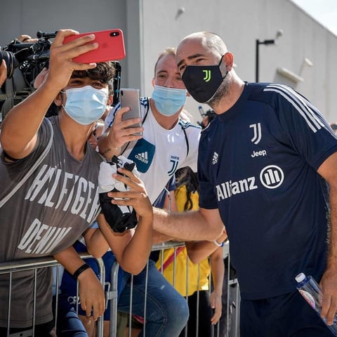 a plantilla se reencontró y los nuevos, como el brasileño Arthur, exjugador del Barcelona, o el joven sueco Dejan Kulusevski, conocieron a sus nuevos compañ