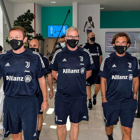 Fue el turno para los exámenes médicos e incluso para que Pirlo recibiera el cariño de un nutrido grupo de aficionados juventinos que se acercaron a las instalaciones.