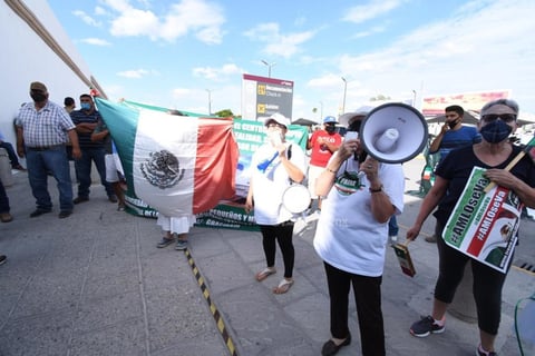 'Chocan' grupos pro y anti-AMLO previo a llegada del mandatario a Torreón