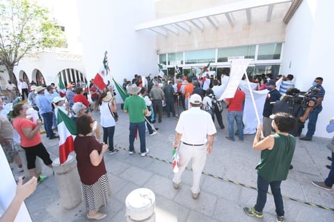 'Chocan' grupos pro y anti-AMLO previo a llegada del mandatario a Torreón