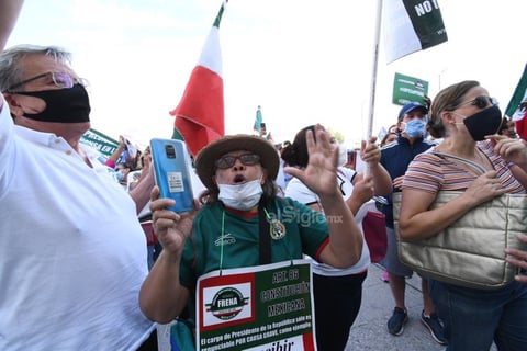'Chocan' grupos pro y anti-AMLO previo a llegada del mandatario a Torreón