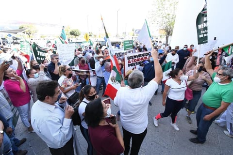 'Chocan' grupos pro y anti-AMLO previo a llegada del mandatario a Torreón