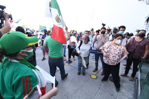 'Chocan' grupos pro y anti-AMLO previo a llegada del mandatario a Torreón