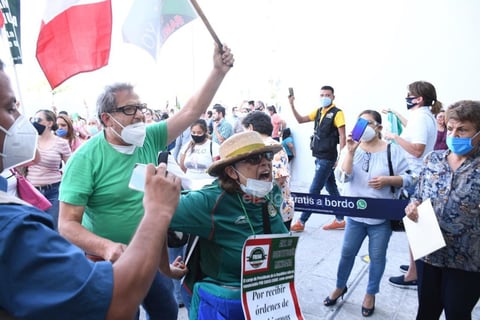 'Chocan' grupos pro y anti-AMLO previo a llegada del mandatario a Torreón