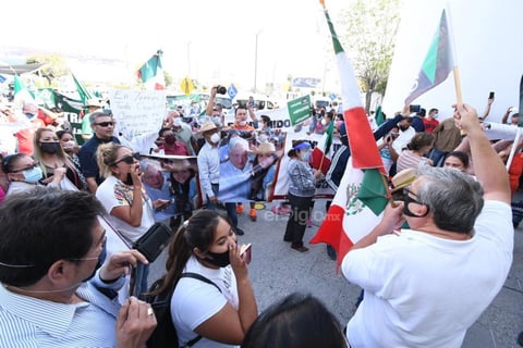 'Chocan' grupos pro y anti-AMLO previo a llegada del mandatario a Torreón