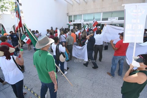 'Chocan' grupos pro y anti-AMLO previo a llegada del mandatario a Torreón