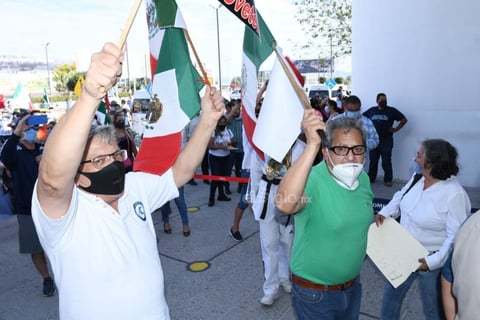 'Chocan' grupos pro y anti-AMLO previo a llegada del mandatario a Torreón