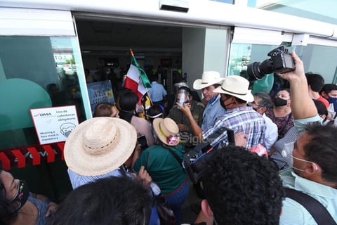 'Chocan' grupos pro y anti-AMLO previo a llegada del mandatario a Torreón