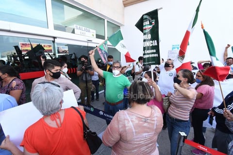 'Chocan' grupos pro y anti-AMLO previo a llegada del mandatario a Torreón