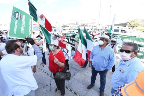 'Chocan' grupos pro y anti-AMLO previo a llegada del mandatario a Torreón