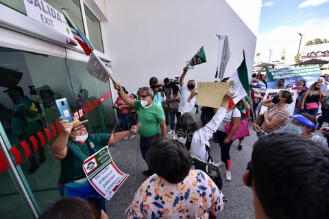 'Chocan' grupos pro y anti-AMLO previo a llegada del mandatario a Torreón