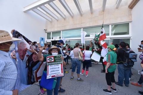 'Chocan' grupos pro y anti-AMLO previo a llegada del mandatario a Torreón