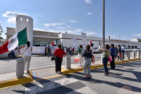 'Chocan' grupos pro y anti-AMLO previo a llegada del mandatario a Torreón