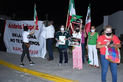 Manifestantes a favor y en contra de AMLO en Torreón