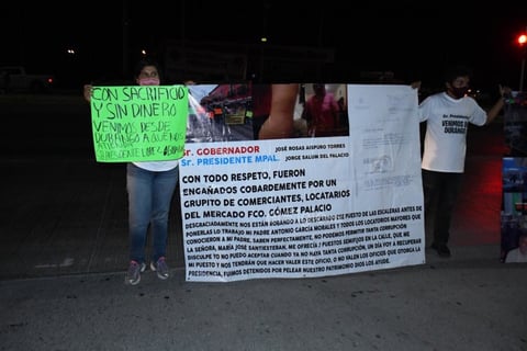 Manifestantes a favor y en contra de AMLO en Torreón