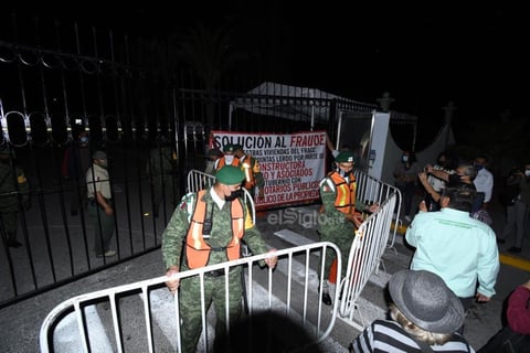 Manifestantes a favor y en contra de AMLO en Torreón