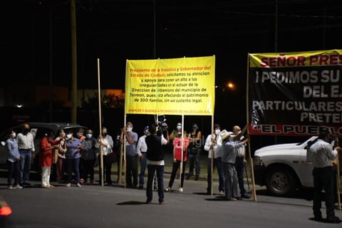 Manifestantes a favor y en contra de AMLO en Torreón