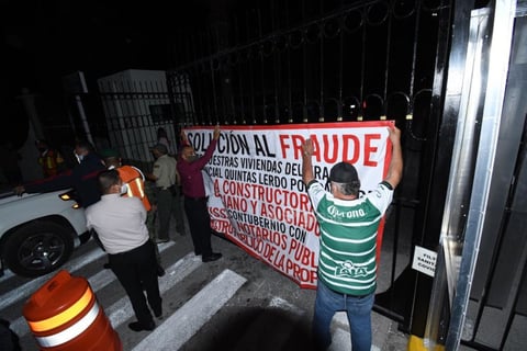 Manifestantes a favor y en contra de AMLO en Torreón
