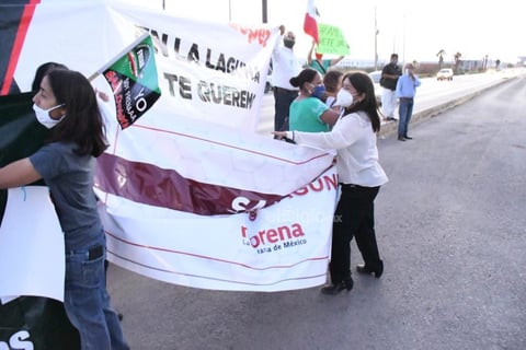 Manifestantes a favor y en contra de AMLO en Torreón