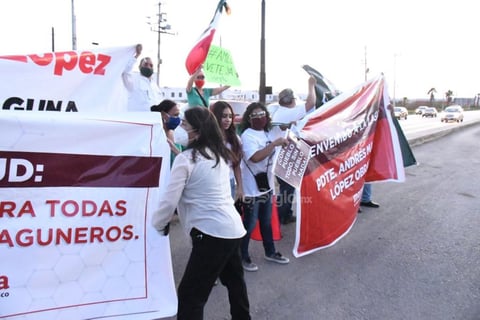 Manifestantes a favor y en contra de AMLO en Torreón