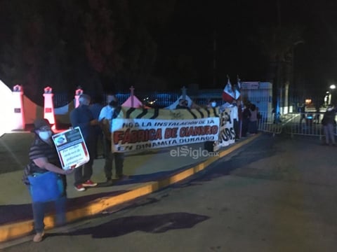 Manifestantes a favor y en contra de AMLO en Torreón