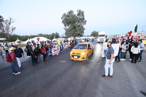 Manifestantes a favor y en contra de AMLO en Torreón