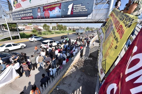 Manifestantes a favor y en contra de AMLO en Torreón
