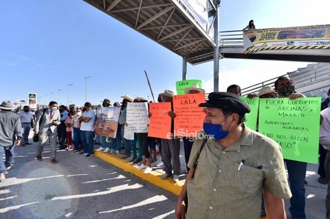 Manifestantes a favor y en contra de AMLO en Torreón