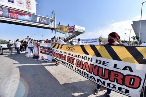 Manifestantes a favor y en contra de AMLO en Torreón
