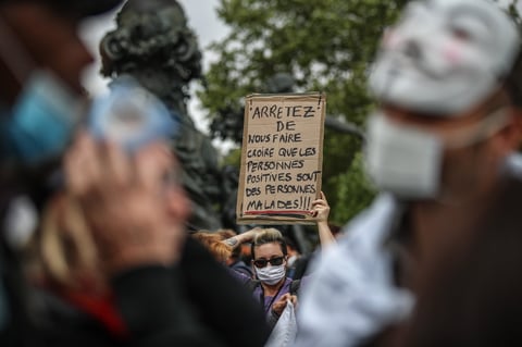 La concentración, la primera de este tipo en Francia frente a las movilizaciones multitudinarias que ya han tenido lugar en otros países, como España, Alemania o Estados Unidos, arrancó a primera hora de la tarde en la plaza de la Nación y fue rápidamente bloqueada por decenas de policías, que pusieron multas a quienes no llevaban mascarillas.