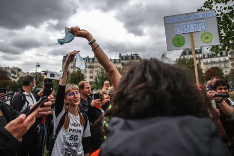 Además, cuestionaron las últimas imposiciones del Ejecutivo tras el aumento exponencial del número de contagios porque el incremento de las infecciones 'no se ha traducido en más ingresos hospitalarios'.