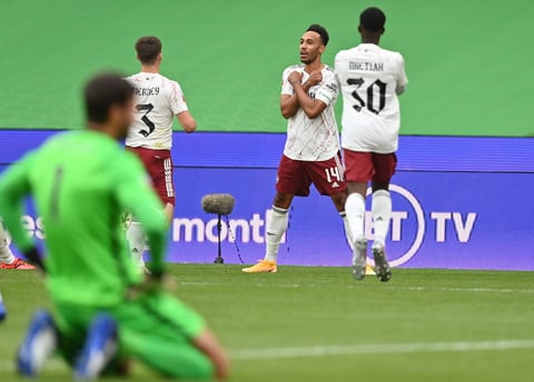 La aceptó el Arsenal durante la primera media hora, no sólo por el gol de Aubameyang, sino porque el Liverpool no le tiró a portería en 45 minutos y porque Saka se movió como quiso entre líneas para estructurar y conducir cada contragolpe. El primero fue gol; el segundo lo aparentó hasta la parada de Alisson a Nketiah. Un encuentro práctico, inteligente y solvente... Sin apenas posesión.