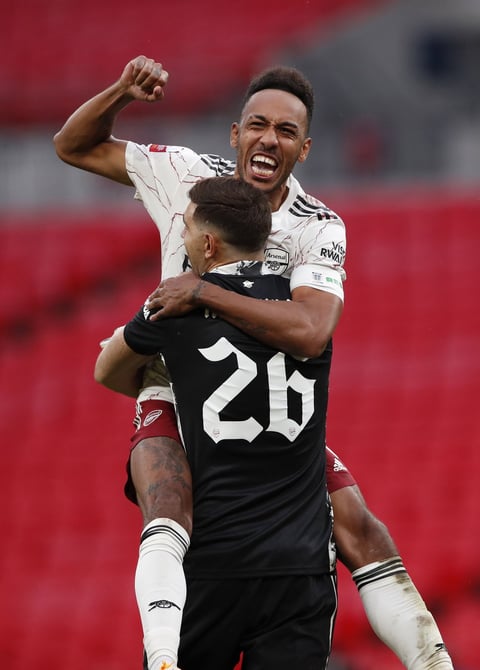 Sin prórroga, la resolución quedó para los penaltis. Primero marcó Salah para el Liverpool, luego igualó Reiss Nelson, Fabinho anotó el 1-2, Maitland-Niles hizo el 2-2... Y Brewster, que había entrado en el minuto 92, casi justo para los penaltis, envió su tiro al larguero. Después transformó Cedric Soares el 3-2 para el Arsenal, Minamino el 3-3, David Luiz en 4-3, Jones el 4-4 y todo quedó a expensas del último, el definitivo, de Aubameyang. No falló.