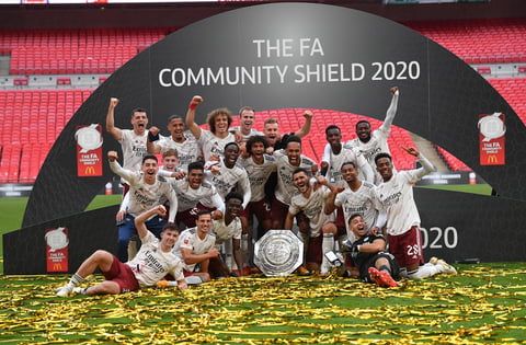 El anotó los dos tantos con los que el Arsenal superó al Chelsea para ganar la última FA Cup. Y él marcó el gol con el que su conjunto se sintió capaz de vencer al Liverpool, por mucho que luego igualó su oponente, hoy por hoy por encima en recursos, prestaciones y posibilidades que el equipo 'gunner', que ganó en los diez lanzamientos desde los 11 metros: no falló ninguno, efectivo en cada uno de ellos, y sí erró uno su rival, repelido por el larguero.
