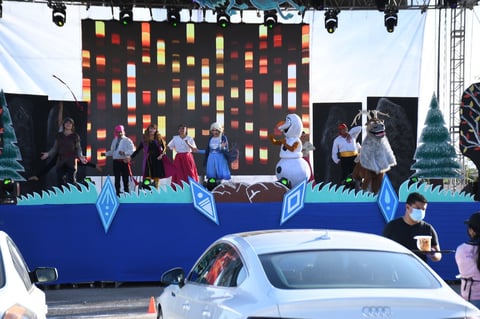 Justo en ese lugar y al ver la buena respuesta que logró tal propuesta cinematográfica, ayer la empresa Showcase (encargada del autocinema) ofreció el primer autoteatro en la Comarca Lagunera.
