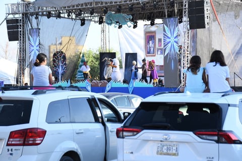 La primera función estaba programas a las 18:30 horas. Minutos antes comenzó el arribo de coches. Al ingresar, los empleados del lugar tomaban la temperatura de las personas y les aplicaban gel antibacterial. El uso de cubrebocas era primordial.