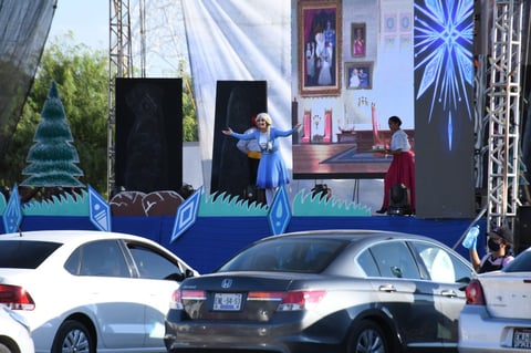 'Hemos seguido muy bien las instrucciones y medidas sanitarias. A nuestros hijos no los sacamos ni a la plaza ni al bosque, así que por eso estamos aquí, ya era hora de que la pasaran bien', dijo Juan al entrar al autoteatro mientras su esposa sonreía y sus herederos veían fijamente al escenario con la ilusión de que ya empezara la puesta en escena.